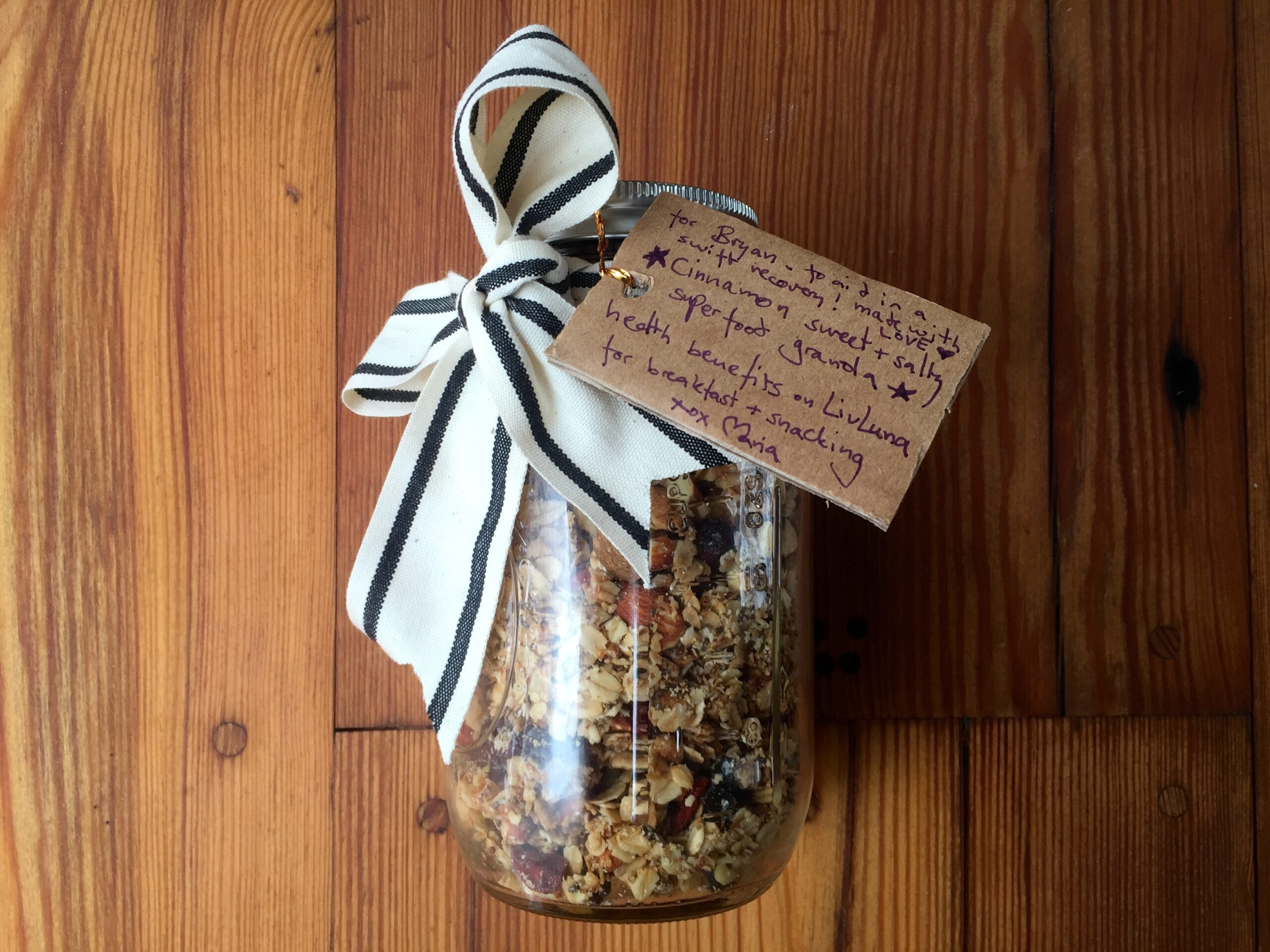 homemade gift idea: superfood granola in a Mason Jar